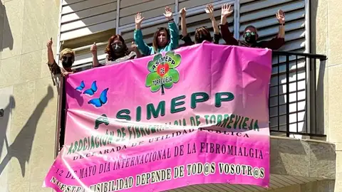 Para ayudar en la visibilización de esta enfermedad, se ha colgado una pancarta en uno de los balcones del Ayuntamiento asimepp