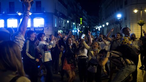 Imagen de la Puerta del Sol tras caer el toque de queda