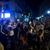 Imagen de la Puerta del Sol tras caer el toque de queda Imagen de la Puerta del Sol tras caer el toque de queda