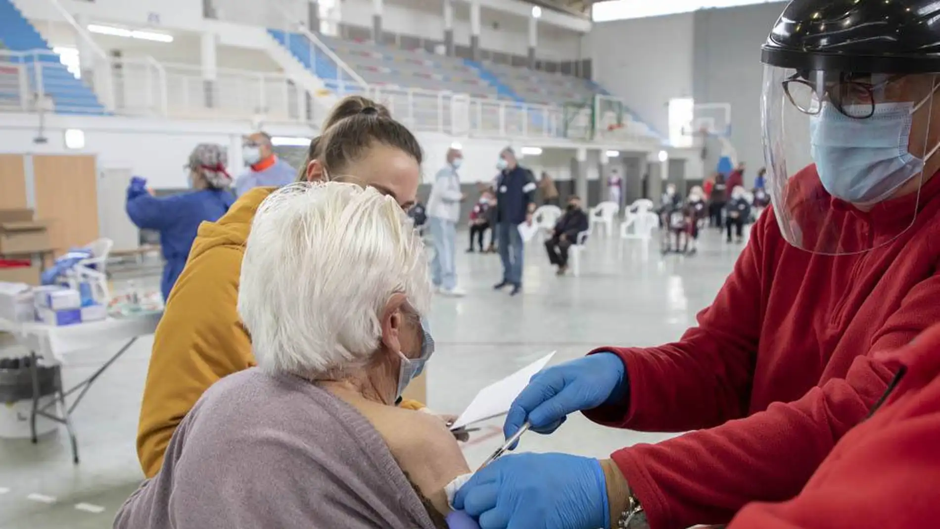 El Ayuntamiento de Cáceres hace un llamamiento a los mayores de 60 años que no se hayan vacunado para que acudan a la vacunación sin cita