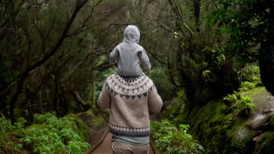 Un padre llevando su hijo a hombros Un padre llevando su hijo a hombros