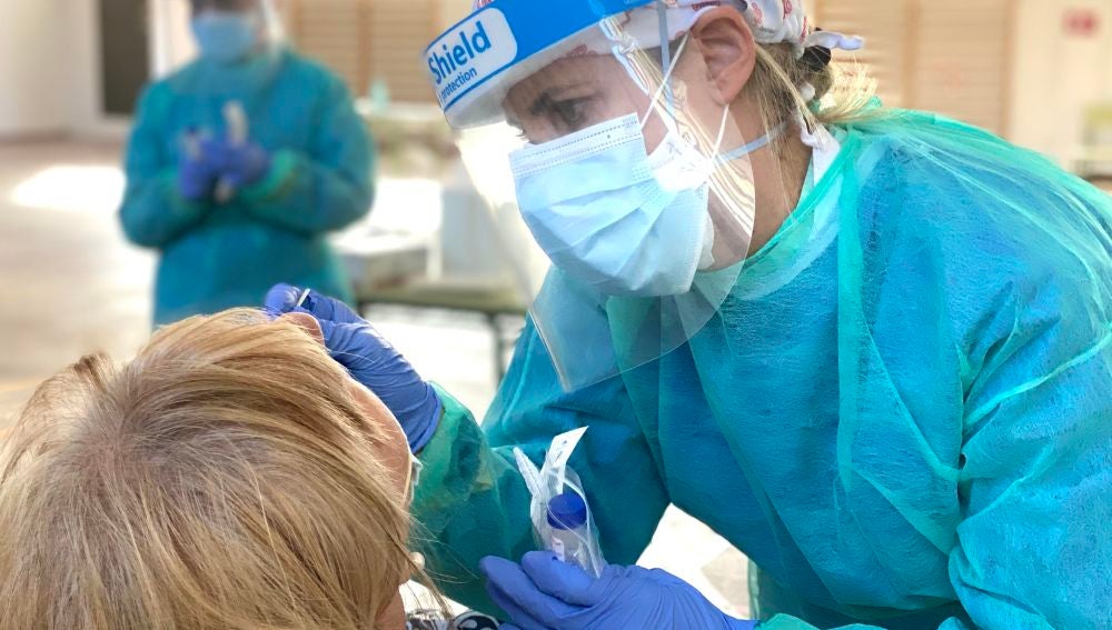 Los profesionales insisten en la importancia de mantener las medidas de protección individual para que la incidencia del virus continúe a la baja Los profesionales insisten en la importancia de mantener las medidas de protección individual para que la incidencia del virus continúe a la baja