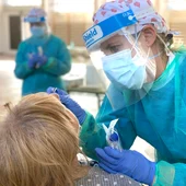 Los profesionales insisten en la importancia de mantener las medidas de protección individual para que la incidencia del virus continúe a la baja Los profesionales insisten en la importancia de mantener las medidas de protección individual para que la incidencia del virus continúe a la baja