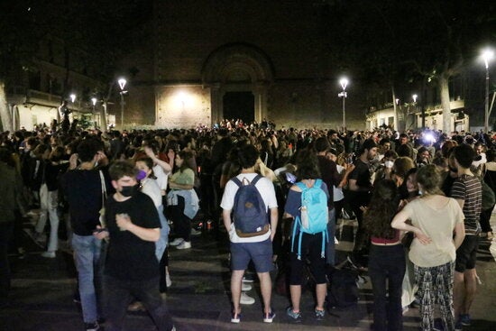Els metges de les UCIs avisen sobre la fi del toc de queda i la proliferació dels botellons: “No es pot abaixar la guàrdia” Els metges de les UCIs avisen sobre la fi del toc de queda i la proliferació dels botellons: “No es pot abaixar la guàrdia”