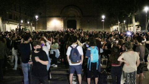 Milers de joves han celebrat la fi del toc de queda bevent al carrer sense dist&agrave;ncies ni mascaretes.