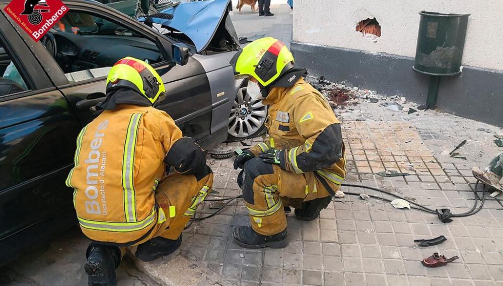 El coche se subió a la acera y aplastó al peatón contra la pared
