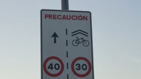 Se&ntilde;al l&iacute;mites de velocidad en v&iacute;a urbana de Alcal&aacute; de Henares