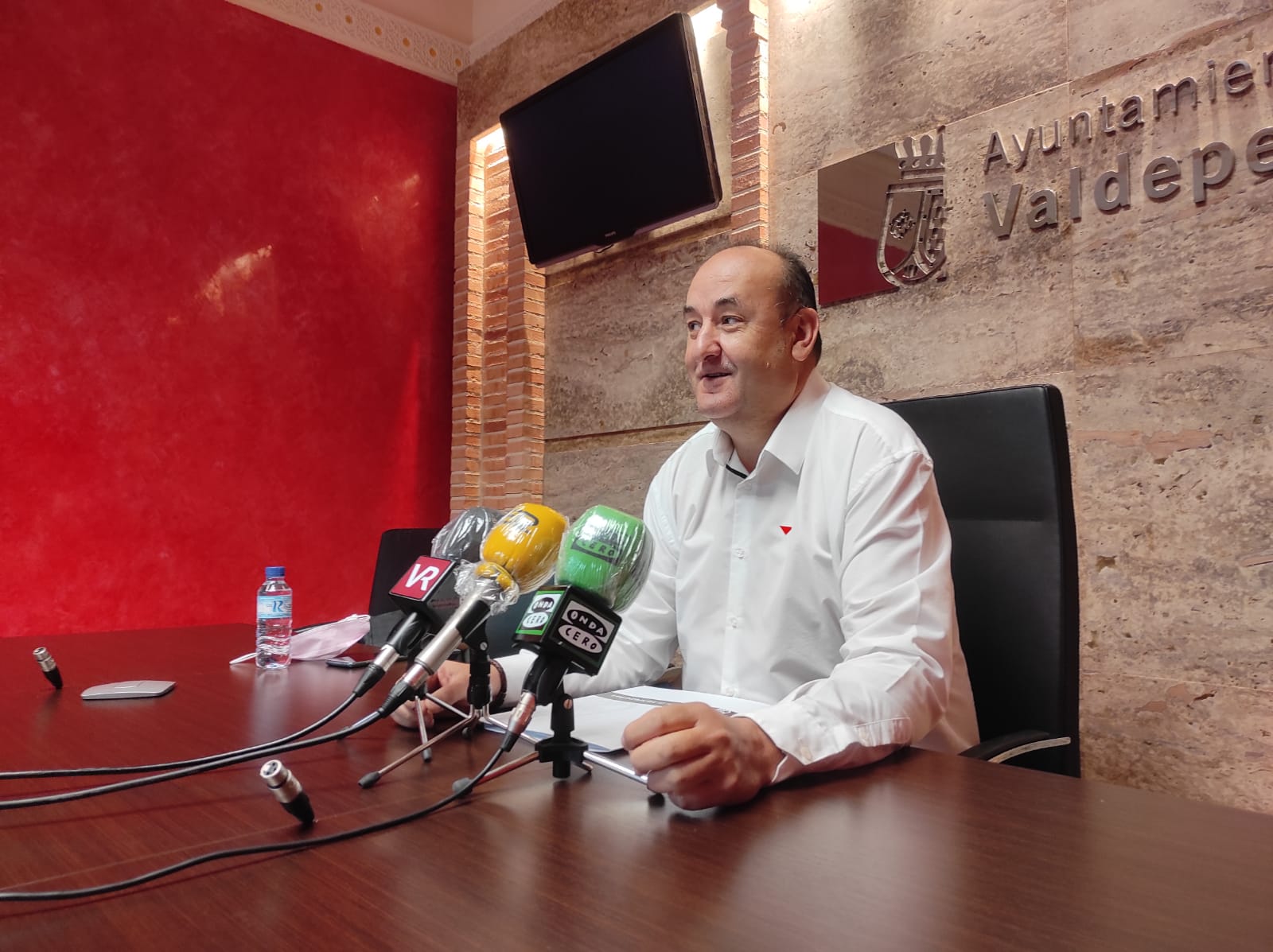 El alcalde de Valdepeñas agradece a Gregorio Sánchez Yébenes, en su despedida de la política, su entrega a lo público y su convicción El alcalde de Valdepeñas agradece a Gregorio Sánchez Yébenes, en su despedida de la política, su entrega a lo público y su convicción