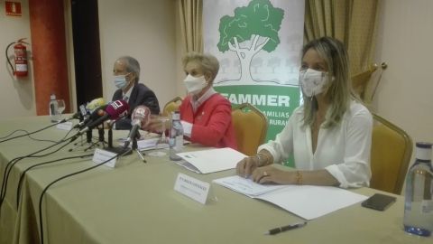 Retamero, Quintanilla y Carolina González durante la rueda de prensa en Ciudad Real Retamero, Quintanilla y Carolina González durante la rueda de prensa en Ciudad Real