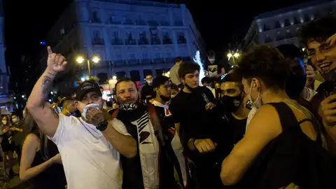Ambiente en la Puerta del Sol de Madrid tras el fin del estado de alarma Ambiente en la Puerta del Sol de Madrid tras el fin del estado de alarma