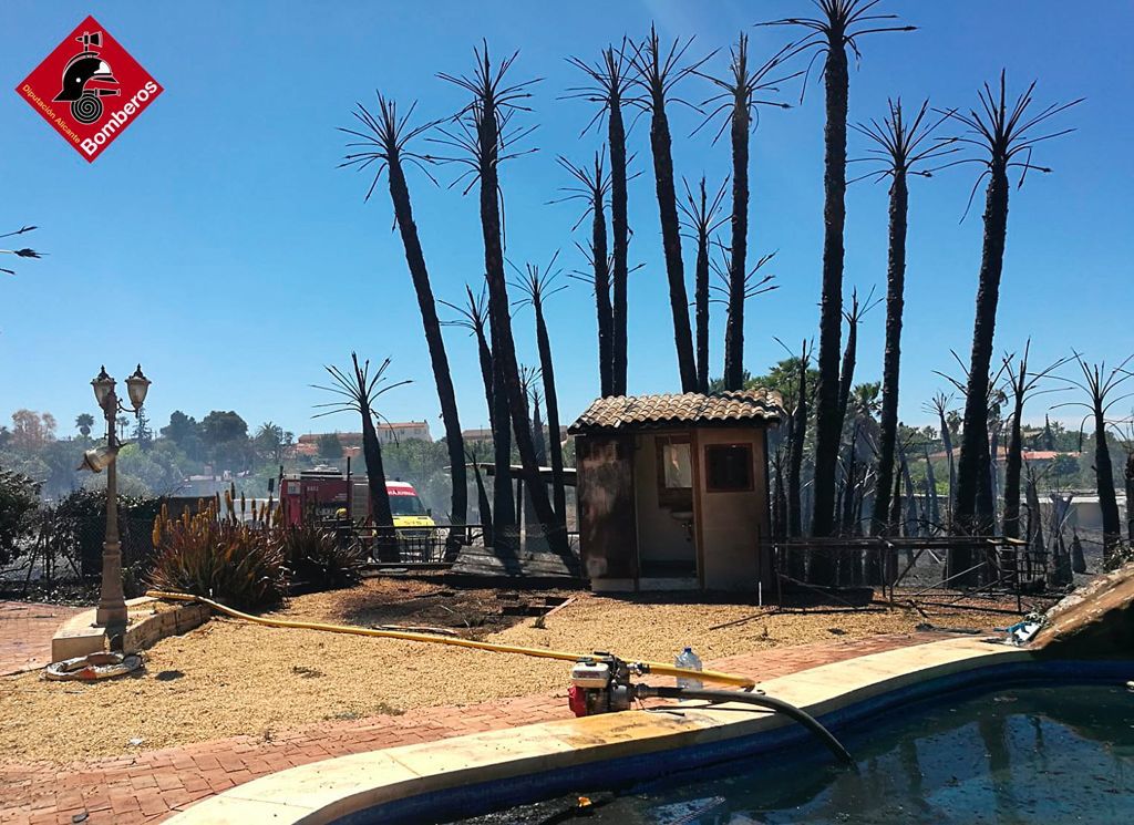 Evacúan a 10 personas de un incendio con varios focos en La Vila Joiosa Evacúan a 10 personas de un incendio con varios focos en La Vila Joiosa