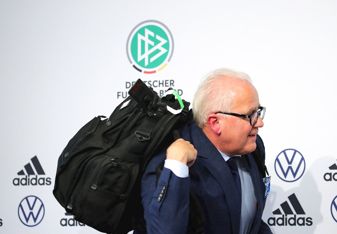 Escándalo en la Federación Alemana de Fútbol: El presidente dimite tras comparar a su segundo con un juez nazi Escándalo en la Federación Alemana de Fútbol: El presidente dimite tras comparar a su segundo con un juez nazi