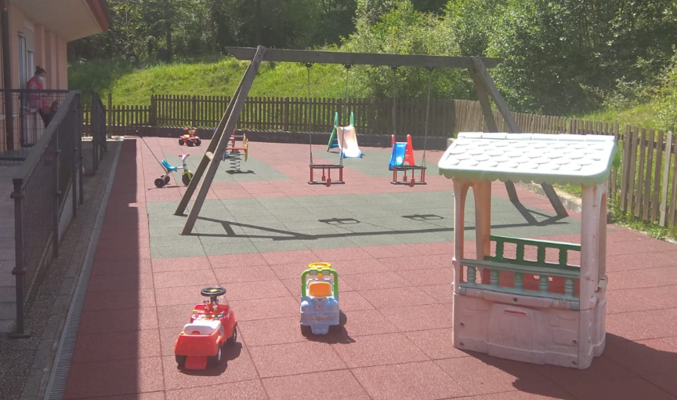 El Ayuntamiento de Bimenes habilita un parque de juegos en la escuela infantil El Ayuntamiento de Bimenes habilita un parque de juegos en la escuela infantil