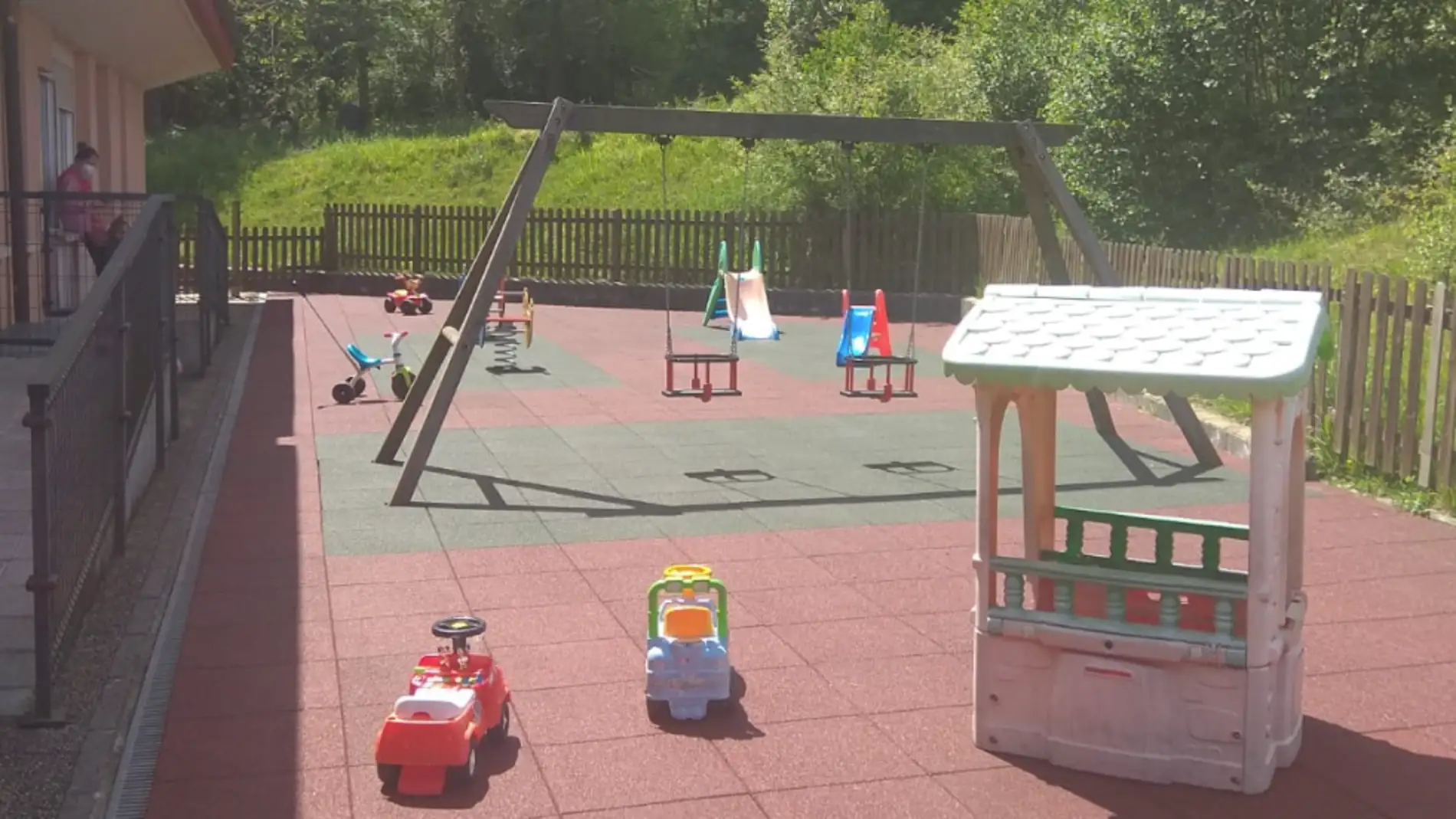 Bimenes habilita un parque de juegos en la escuela infantil
