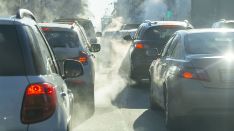 coches echando humo por el tubo de escape