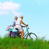 hombre y mujer mayores de 65 años en bicicleta hombre y mujer mayores de 65 años en bicicleta