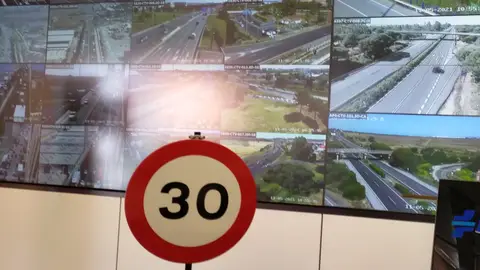 Entra en vigor la orden de Tráfico que limita a 30 km/h la velocidad en las vías de un único carril por sentido de circulación en el casco urbano de Sevilla Entra en vigor la orden de Tráfico que limita a 30 km/h la velocidad en las vías de un único carril por sentido de circulación en el casco urbano de Sevilla