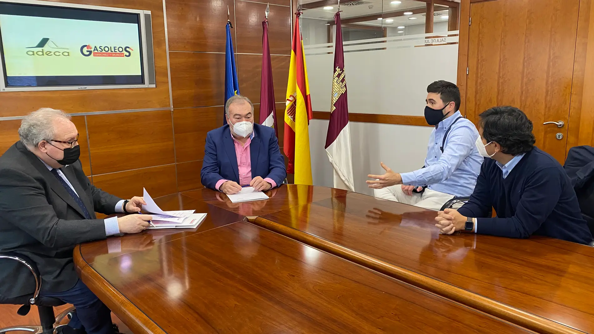 Acuerdo de colaboración entre Adeca y Gasóleos Sánchez Murcia con ventajosas condiciones para sus asociados