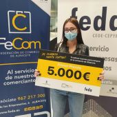 El premio de 5.000 euros de la campaña "Te sobran razones para comprar en Albacete" ya tiene dueña 
