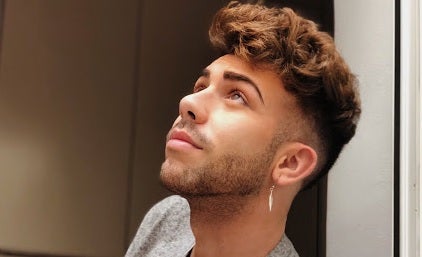 Chris Pueyo ha deixat de ser el noi de les estrelles i s’ha convertit en un autèntic poeta Chris Pueyo ha deixat de ser el noi de les estrelles i s’ha convertit en un autèntic poeta