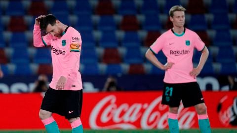Messi y De Jong se lamentan tras un gol del Levante