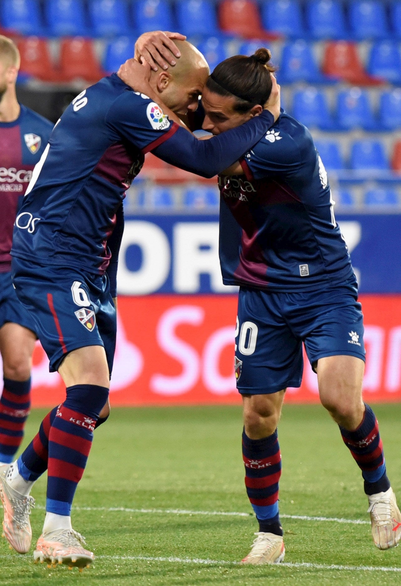 El Huesca cree más que nunca gracias a un gol de Sandro El Huesca cree más que nunca gracias a un gol de Sandro