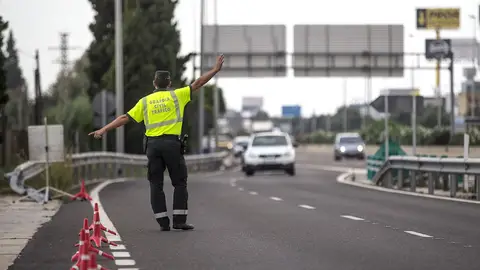 Un agente de la Guardia Civil de Tráfico da el alto a un conductor Un agente de la Guardia Civil de Tráfico da el alto a un conductor