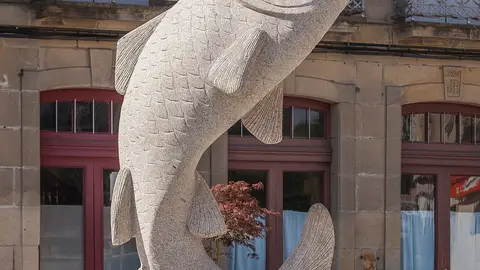 Escultura Salmón Ayuntamiento A Estrada