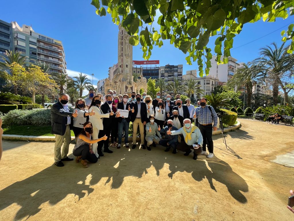 Mazón recoge 600 avales de sus compañeros del Partido Popular de la ciudad de Alicante Mazón recoge 600 avales de sus compañeros del Partido Popular de la ciudad de Alicante