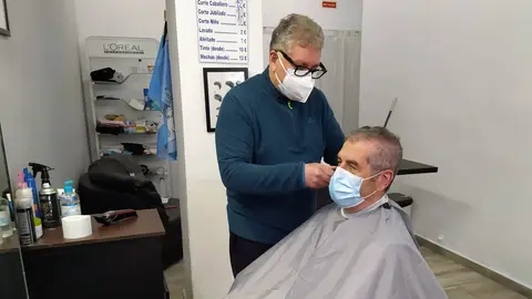 Mario Andrés atiende a un cliente habitual, José Rodríguez, en su peluquería de la calle Capità Vilà de Palma Mario Andrés atiende a un cliente habitual, José Rodríguez, en su peluquería de la calle Capità Vilà de Palma