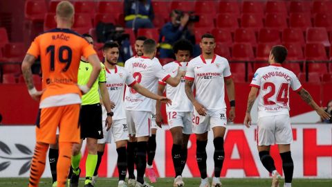 Los jugadores del Sevilla celebran el gol