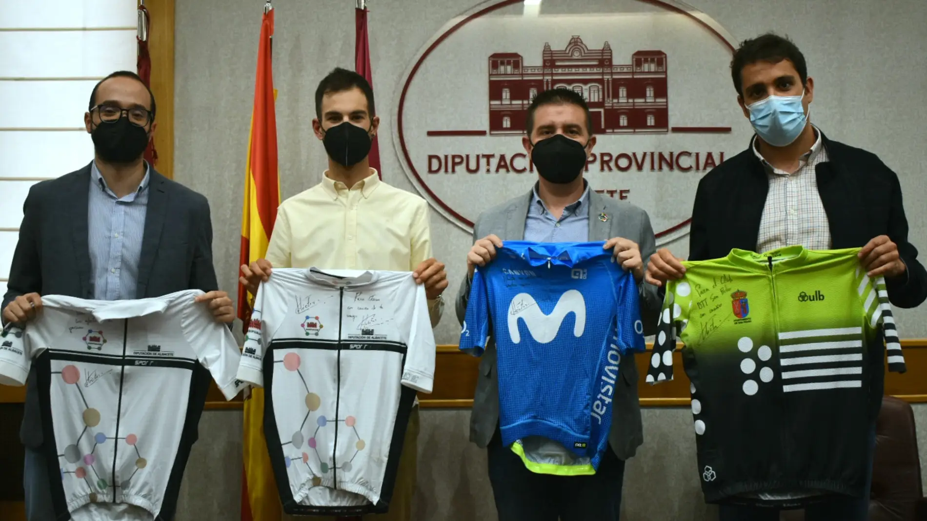 Héctor Carretero en su visita a la Diputación de Albacete junto a Fran Valera, Santiago Cabañero y Dani Sancha. 