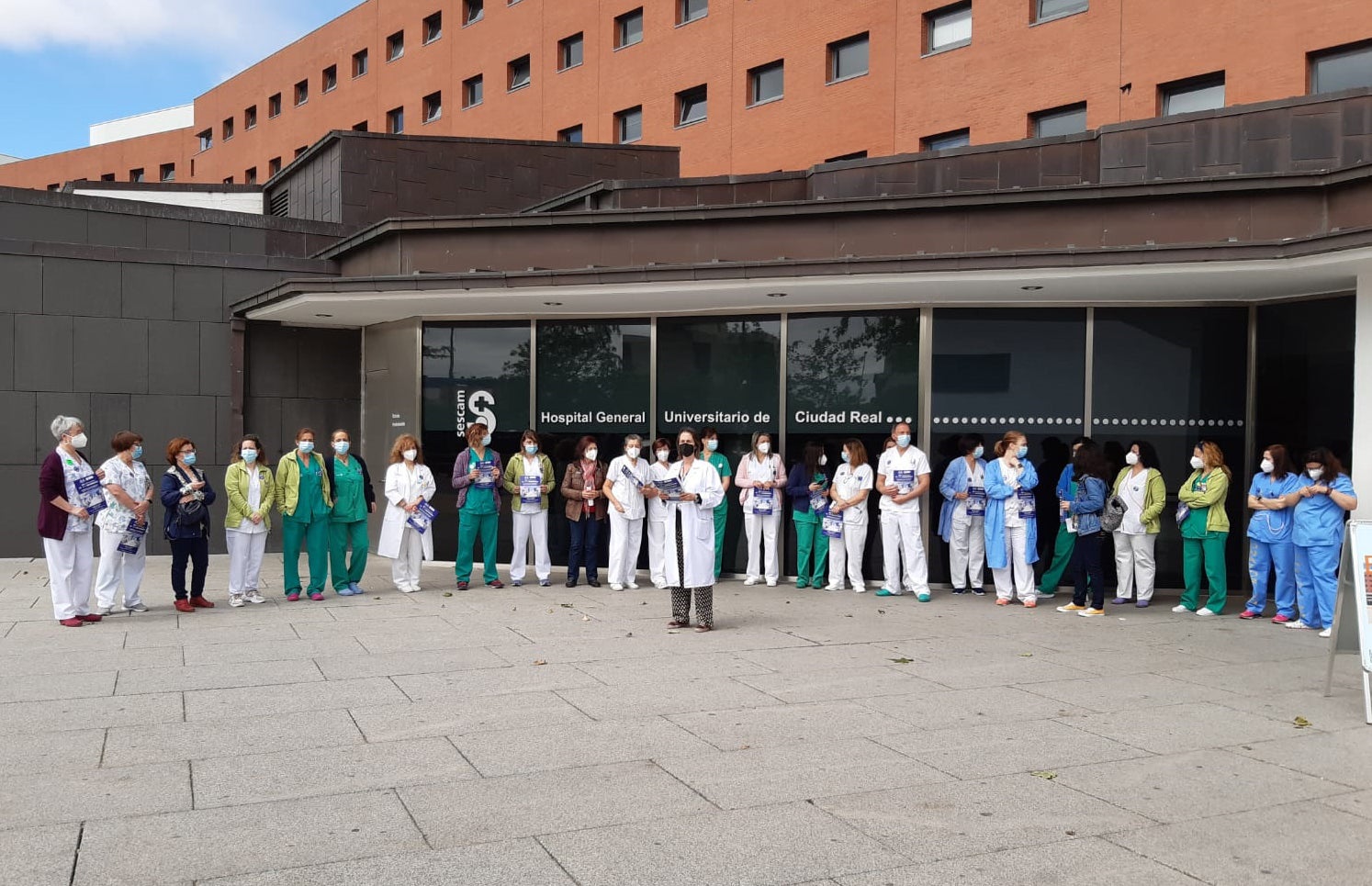 Reconocimiento al trabajo de las enfermeras de Ciudad Real y minuto de silencio por los sanitarios fallecidos a causa de la covid Reconocimiento al trabajo de las enfermeras de Ciudad Real y minuto de silencio por los sanitarios fallecidos a causa de la covid