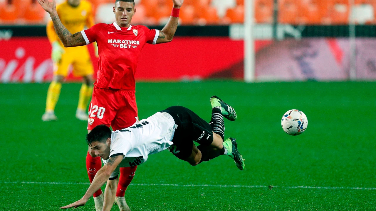 Diego Carlos y Maxi Gómez.