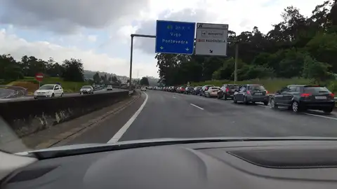 Nueva jornada de atascos en los accesos al IFEVI. Nueva jornada de atascos en los accesos al IFEVI.