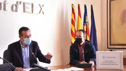 El alcalde de Elche, Carlos González, junto al portavoz de la Junta de Gobierno Local, Héctor Díez. El alcalde de Elche, Carlos González, junto al portavoz de la Junta de Gobierno Local, Héctor Díez.