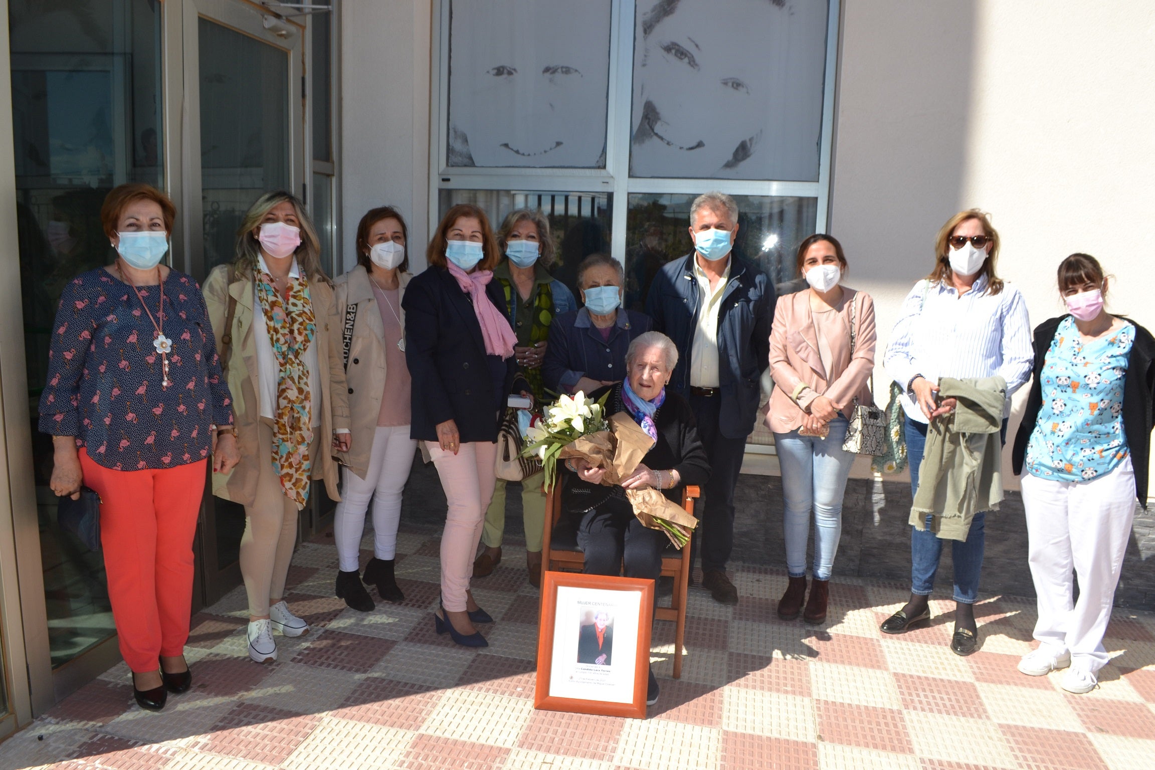 El Ayuntamiento rinde un pequeño homenaje a Cándida Lara Torres por alcanzar un siglo de vida El Ayuntamiento rinde un pequeño homenaje a Cándida Lara Torres por alcanzar un siglo de vida