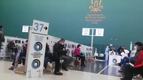 Vacunación en el frontón de Lakua en Vitoria Vacunación en el frontón de Lakua en Vitoria