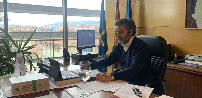 Alejandro Calvo, consejero de Medio Rural: "vamos a intentar ayudar a los productores afectados por las granizadas para que puedan salir de este bache" Alejandro Calvo, consejero de Medio Rural: "vamos a intentar ayudar a los productores afectados por las granizadas para que puedan salir de este bache"