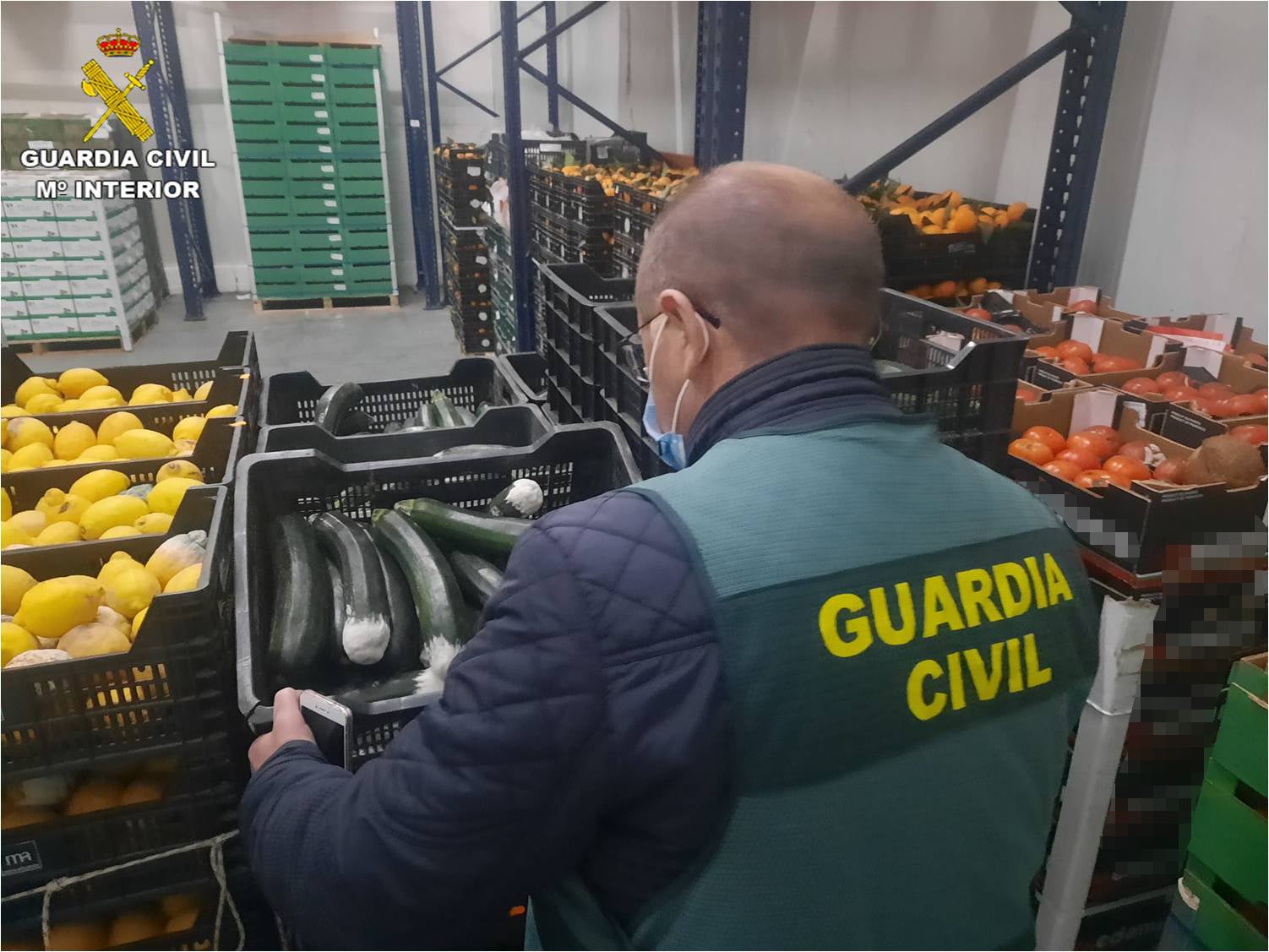 La Guardia Civil retira en Alicante más de veinte toneladas de alimento fraudulento La Guardia Civil retira en Alicante más de veinte toneladas de alimento fraudulento
