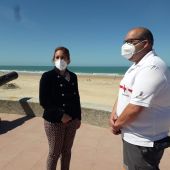 Instantes de la rueda de prensa en la playa de Chipiona