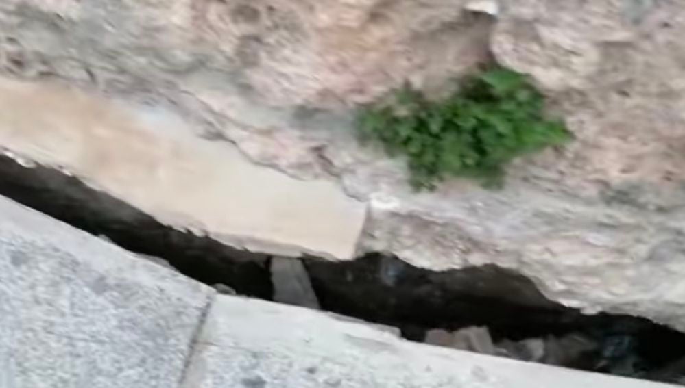 Grietas aparecidas hace meses en la calle Canónigos