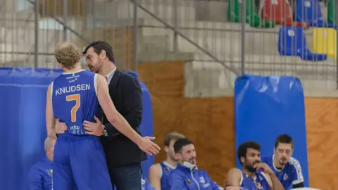 Rafa Pila dialoga con Knuden CB Marbella