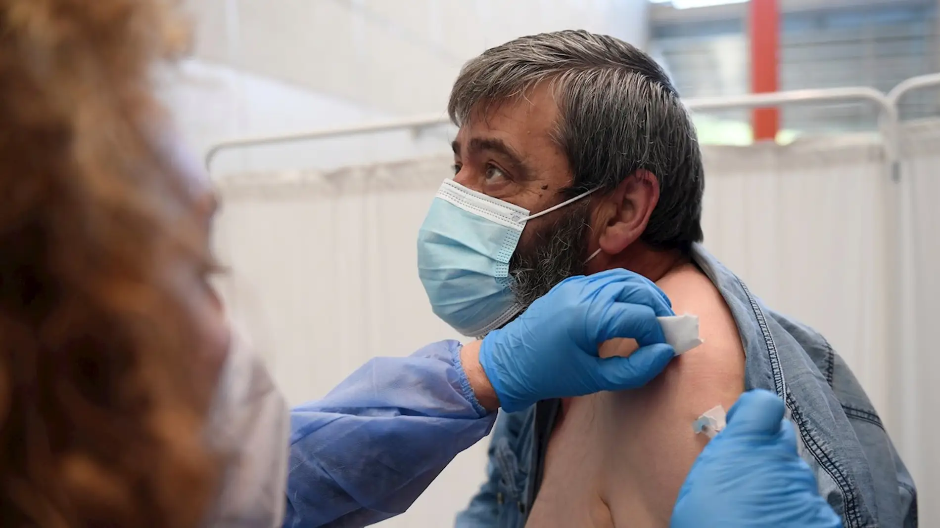 Un hombre siendo vacunado contra el coronavirus