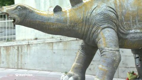 Encuentran el cad&aacute;ver de un hombre en el interior de una figura de dinosaurio en Barcelona