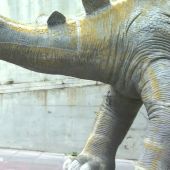 Encuentran el cadáver de un hombre en el interior de una figura de dinosaurio en Barcelona