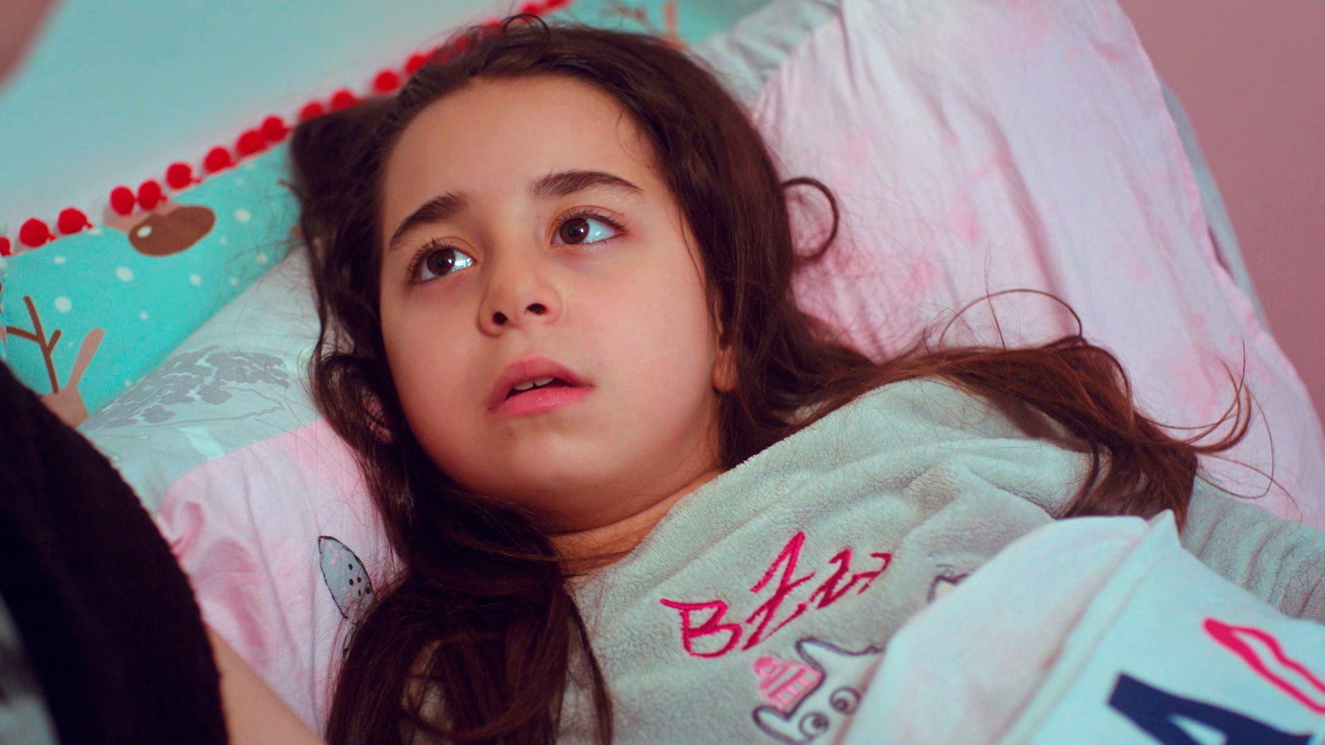 La tele con Monegal: Se confirman los temores de Öykü, la protagonista de la serie "Mi hija" La tele con Monegal: Se confirman los temores de Öykü, la protagonista de la serie "Mi hija"
