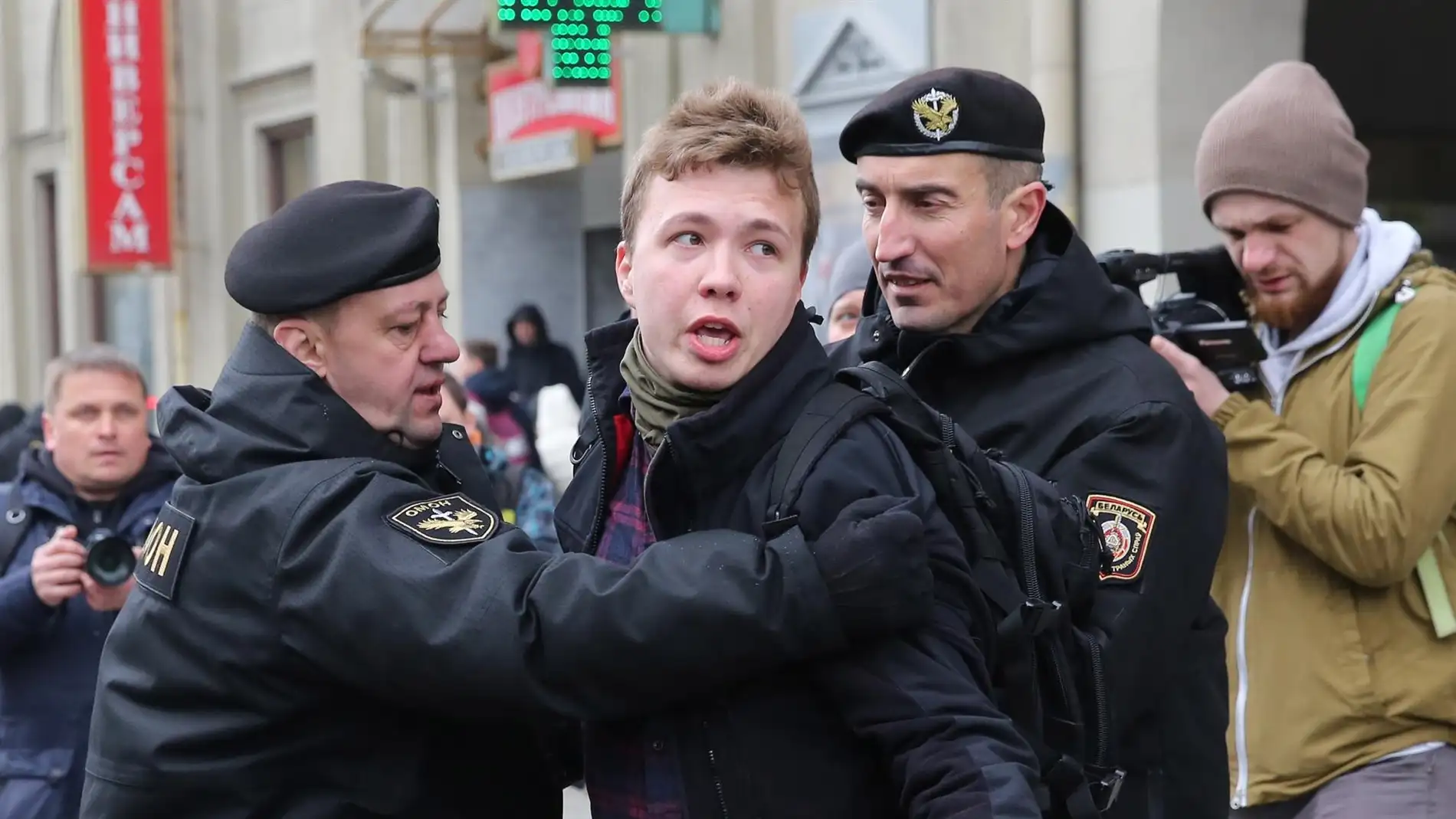 Bielorrusia obliga a aterrizar un avión en Minsk para detener a un periodista opositor 