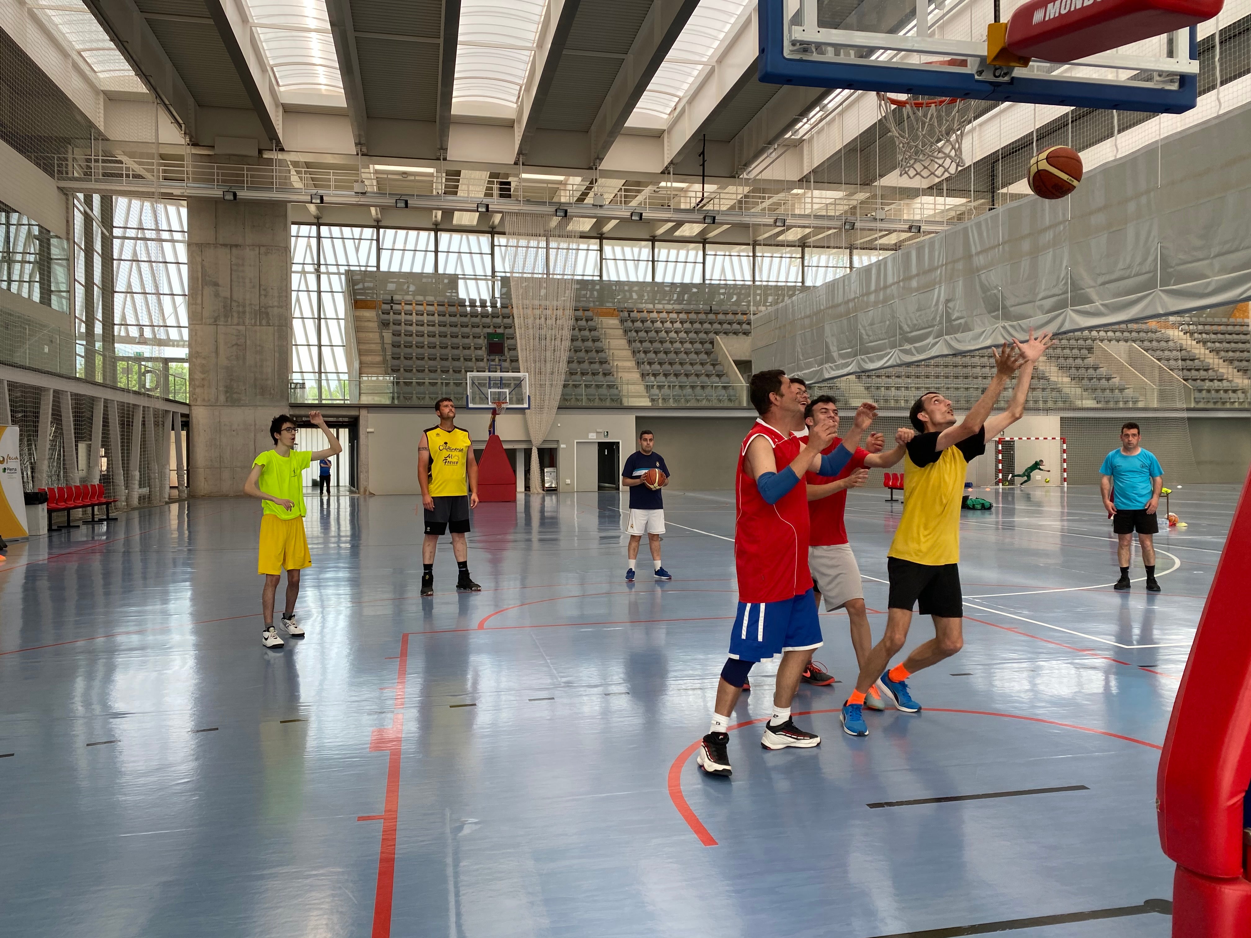 Concentración de las selecciones regionales de baloncesto y fútbol sala de FECAM en el Vicente Paniagua Concentración de las selecciones regionales de baloncesto y fútbol sala de FECAM en el Vicente Paniagua