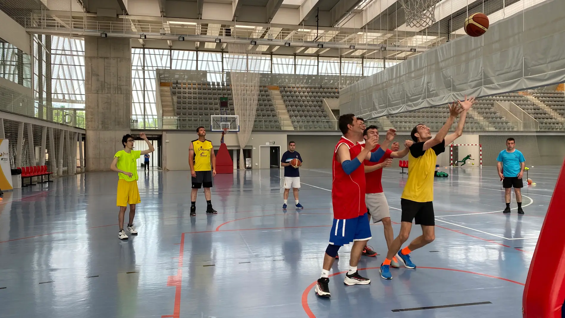 Concentración de las selecciones regionales de baloncesto y fútbol sala de FECAM en el Vicente Paniagua